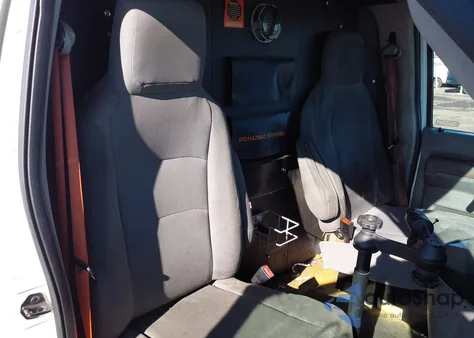 2010 Ford E-150 Commercial/Recreational z USA, uszkodzony, nr VIN 1FTNE1EW9ADA91774